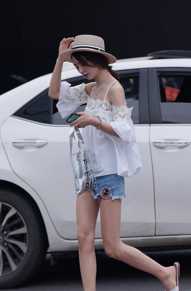 要点|白色性感外套搭配黑色无痕打底裤,不好搭配,显得人更加娇小