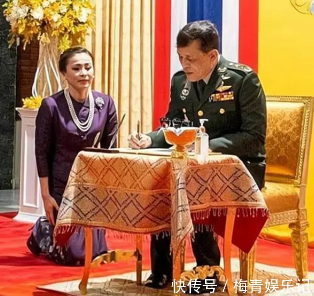 玛哈#同是签文件:苏提达跪地签,诗妮娜躲角落签,泰王却为西拉米铺纸