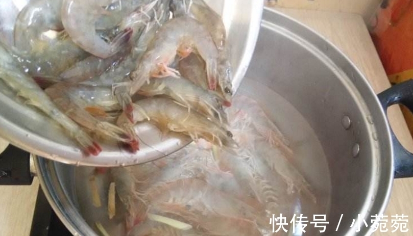 吃起来|煮虾，万万不可省略的一步，不然又腥又不好吃，很多人不懂