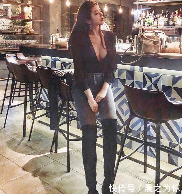 紧身牛仔裤 身材完美的牛仔裤美女,魅力无限,尽显高挑的身材