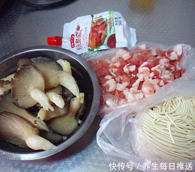 蘑菇肉丁炸酱面,炸酱面没人不爱吃吧