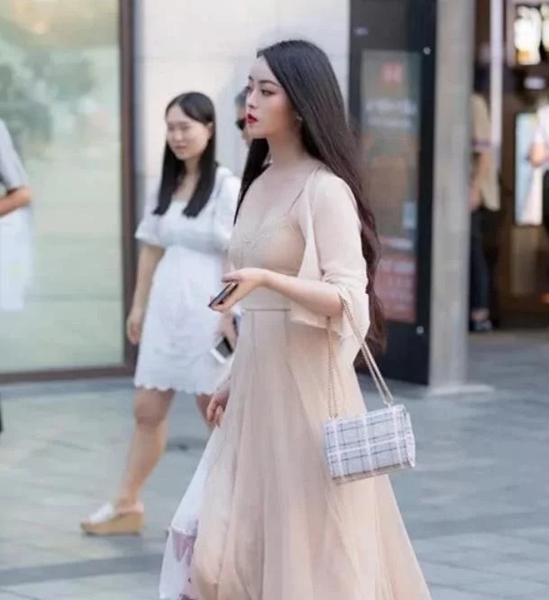 街拍:身材高挑大长腿的小姐姐,穿白色长裤,尽显气质淑女范