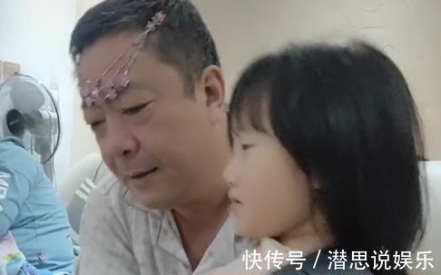 长辈们|“贵妇爷爷”哄娃吃药药火了，大概是全网“最洋气”的爷爷