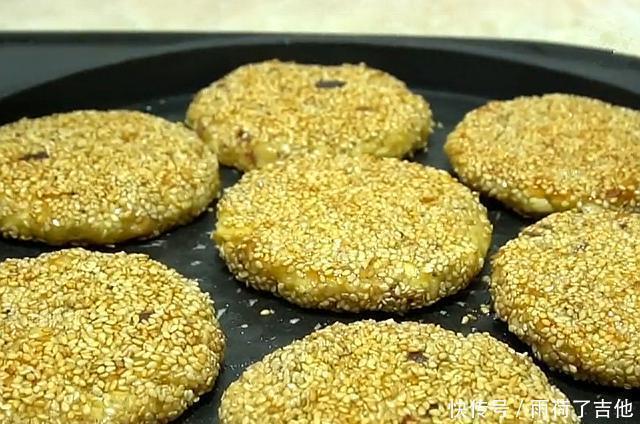 苹果别直接吃了,加上鸡蛋做成早餐饼,营养好消化,女儿最爱吃