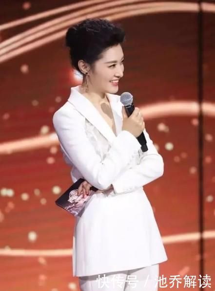 书法$周涛文化修养良好,书法也风韵独到,不愧是央视才女