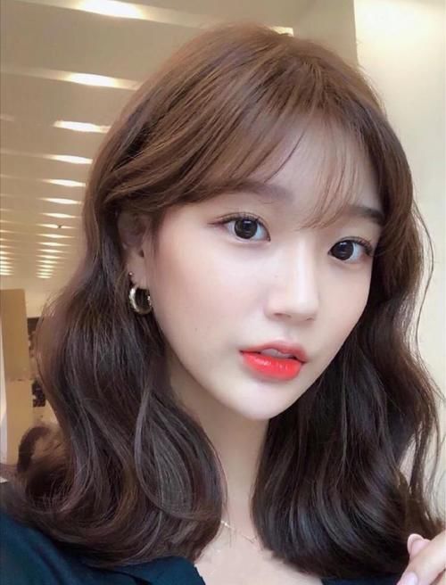 羊毛卷已经过时了，今春流行“法式烫”，自然蓬松又洋气