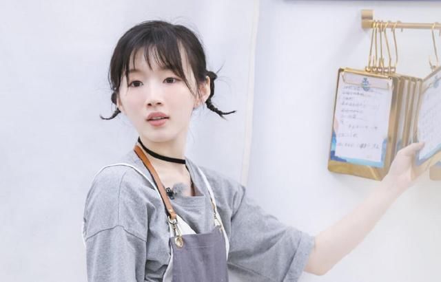 赵丽颖和林大厨矛盾升级,谁注意黄晓明的做法,完全不配当店长