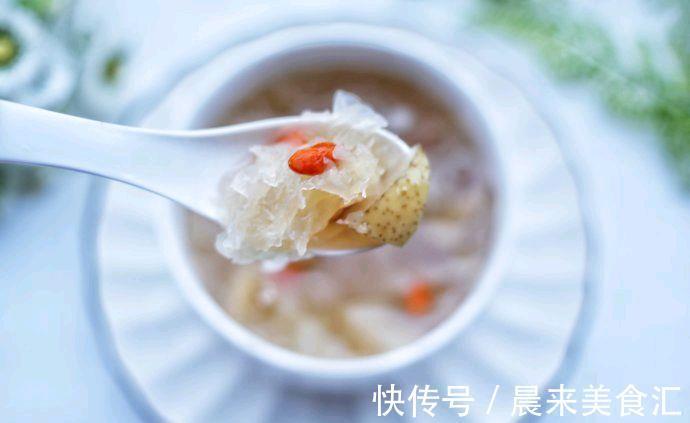 银耳雪梨羹|秋天多喝银耳雪梨汤,清甜滋润,炖一锅,全家都能喝