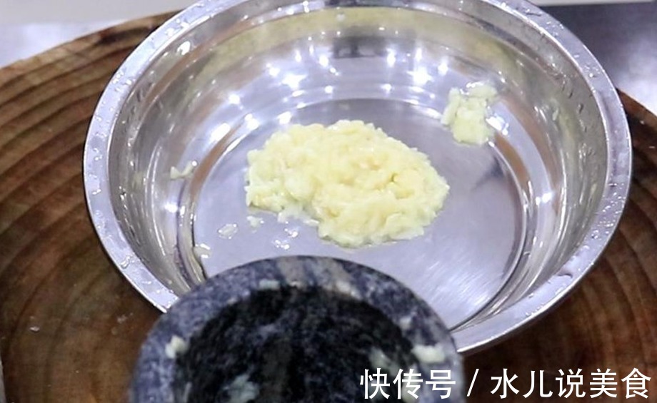 蒜泥茄子蒸出来更好吃，掌握这个诀窍，茄子鲜香不油腻，做法简单