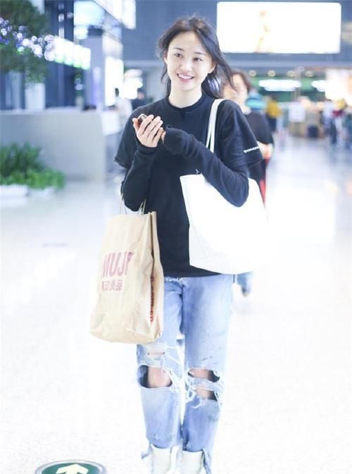 不穿风衣照样高级！看今年流行的卫衣风潮，学会“叠穿”才更时髦