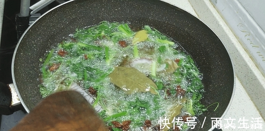 做法|“万能的蒜蓉辣酱”,教你最正宗的做法,拌啥都好吃,实在太香了