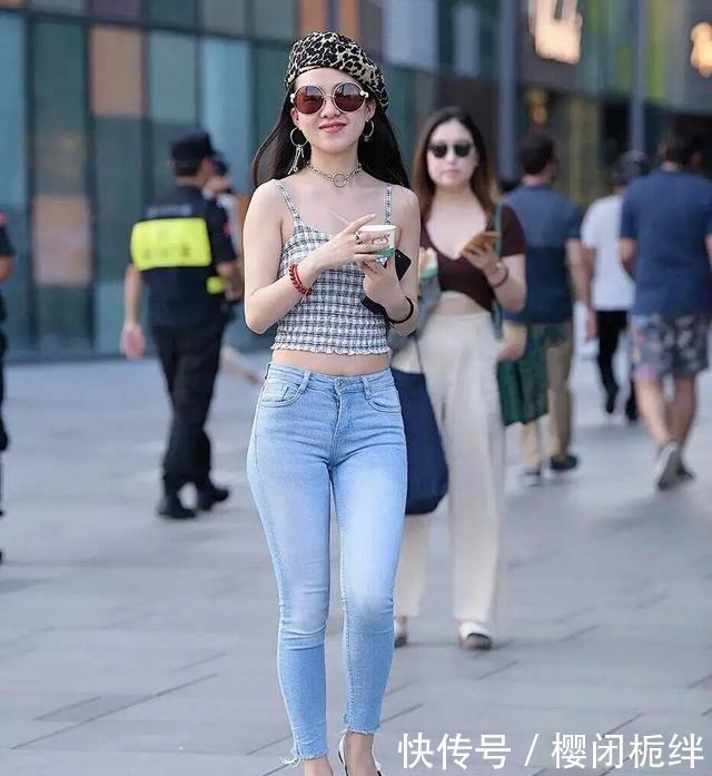 牛仔裤是一年四季的“常青树”,时尚而显瘦,哪有那么多