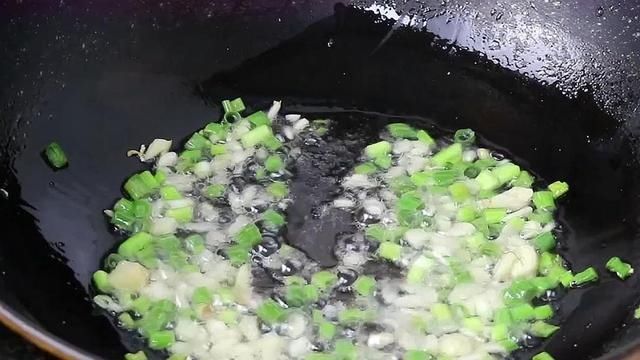 土豆上插上1根筷子，教你简单一做，比吃大鱼大肉还过瘾