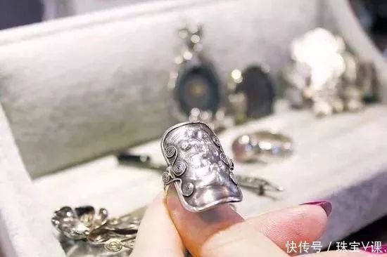 说女人戴了硬银会出事?今天告诉你真相