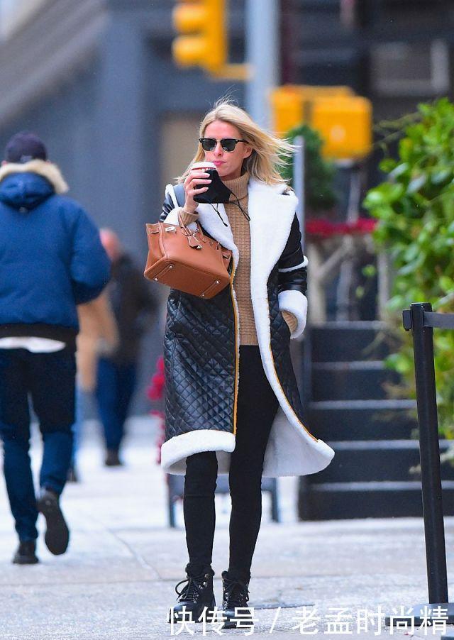 贵妇|尼基希尔顿穿格纹翻领大衣漫步街头, 风度翩翩, 像个漂亮的贵妇