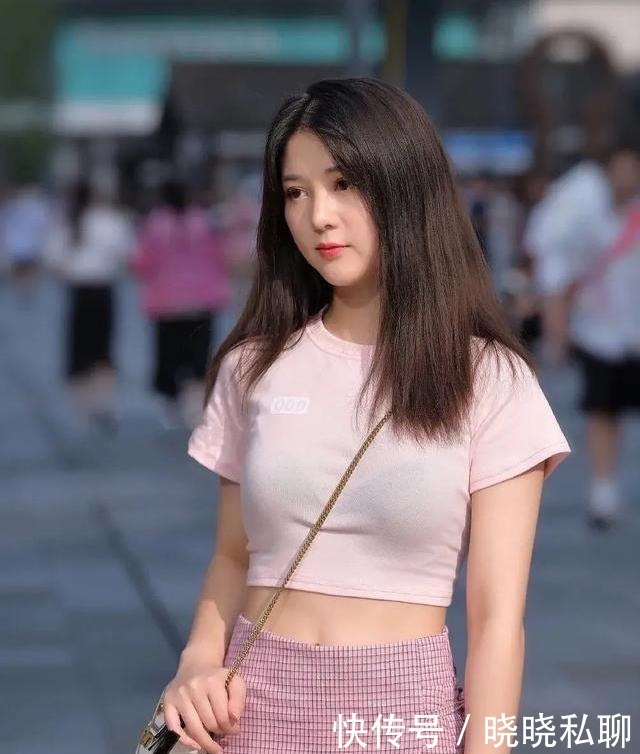 包臀短裙|粉色T恤配短裙,减龄显瘦凸显少女感,看谁穿得好看