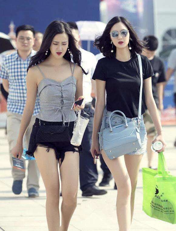 牛仔短裤|时尚靓丽的小姐姐,优雅大方的穿着搭配修身牛仔裤,真是美不胜收