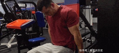 手肘|胸肌练不厚,多做屈臂撑,健身教练很多人的屈臂撑做错了