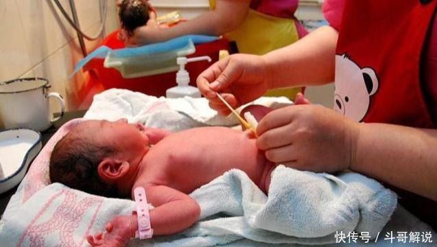 产妇被告知生的男孩,第二天却翻盘成小公主,查看监控一家人乐了