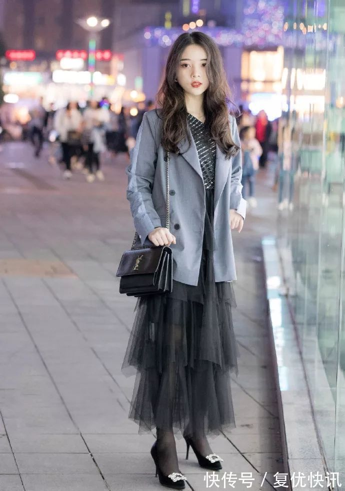 小姐姐|街拍:白色T搭配牛仔裤,小姐姐轻轻抚摸头发很美,笑容甜美可爱