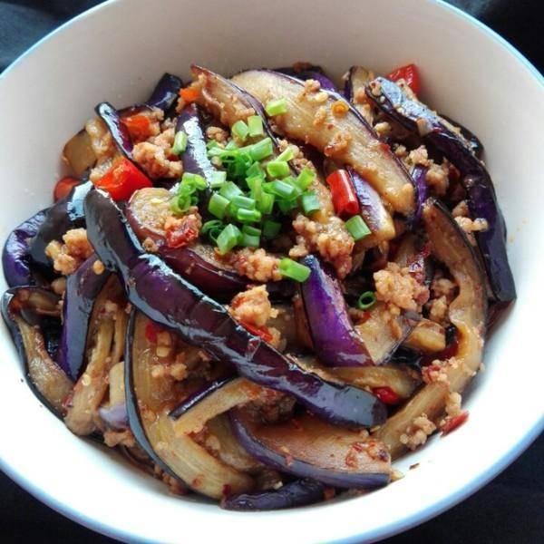 天冷了菜冷得快,吃点热乎的暖和,一家人围着吃