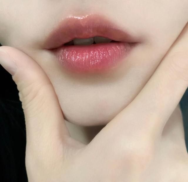 唇皮|嘴唇干裂如何快速“修复”?睡前简单三招,唇干女生“秒变嘟唇”