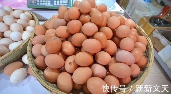买鸡蛋时，到底该挑红皮还是白皮？饲养员透露：挑错等于白花钱