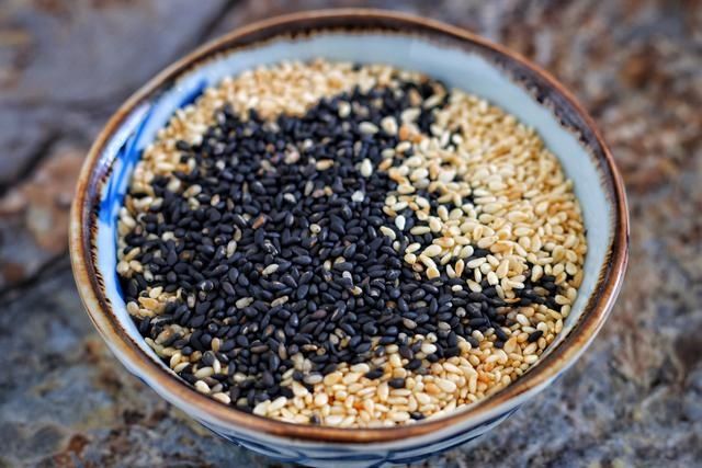 把1斤玉米面这样炒下,1周的早餐就有了,早起冲1碗,暖心又暖胃