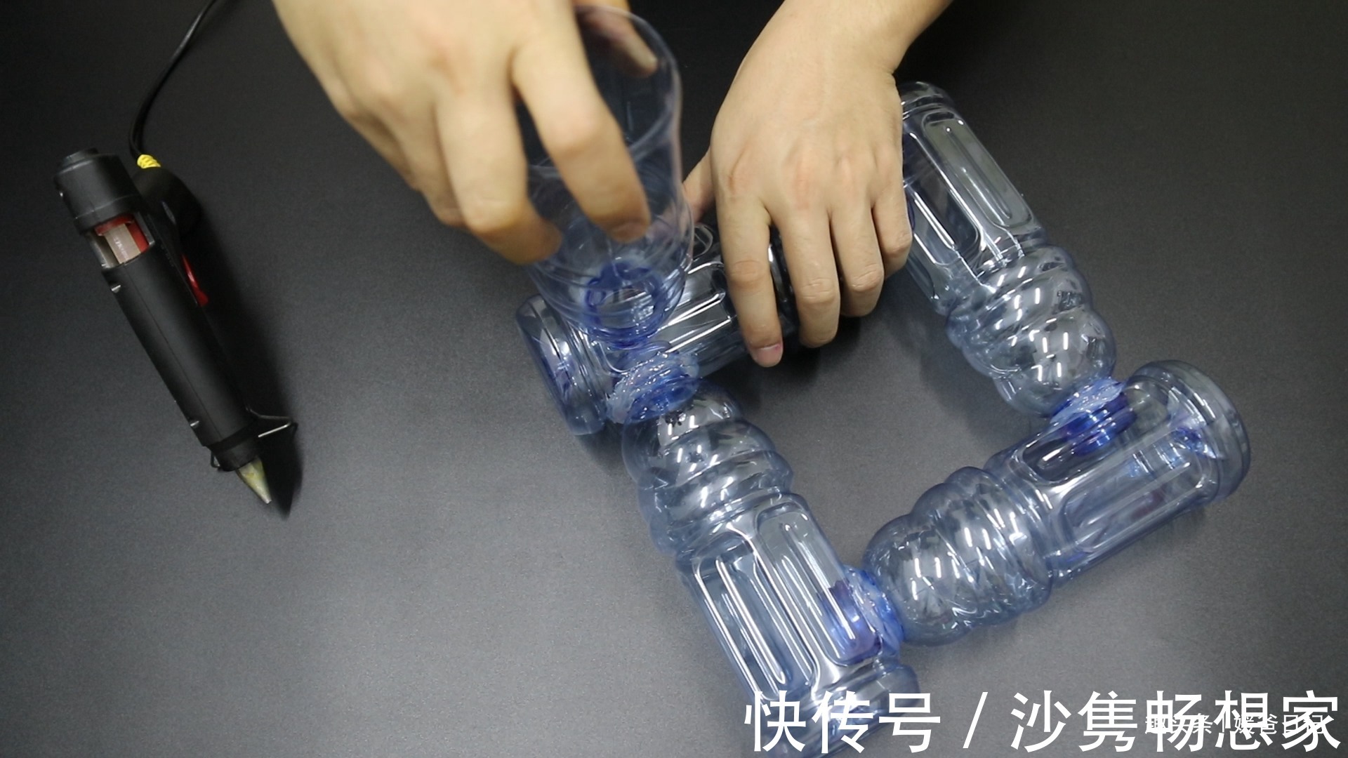 小鱼缸|用5个塑料瓶制作一个四方形的小鱼缸,这个废品利用,太棒了