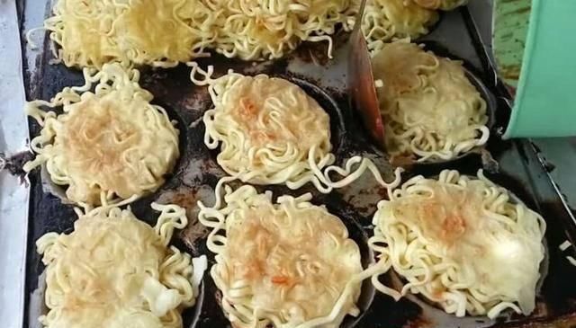 小吃|大婶在路边摆摊卖这小吃,路人见了只摇头,试尝后连锅都买走了