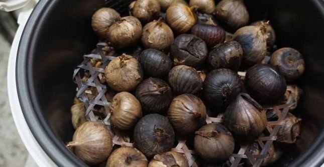 把大蒜扔进电饭煲里,不加一滴水,30天后打开,如果别人给5万元,我就不卖了