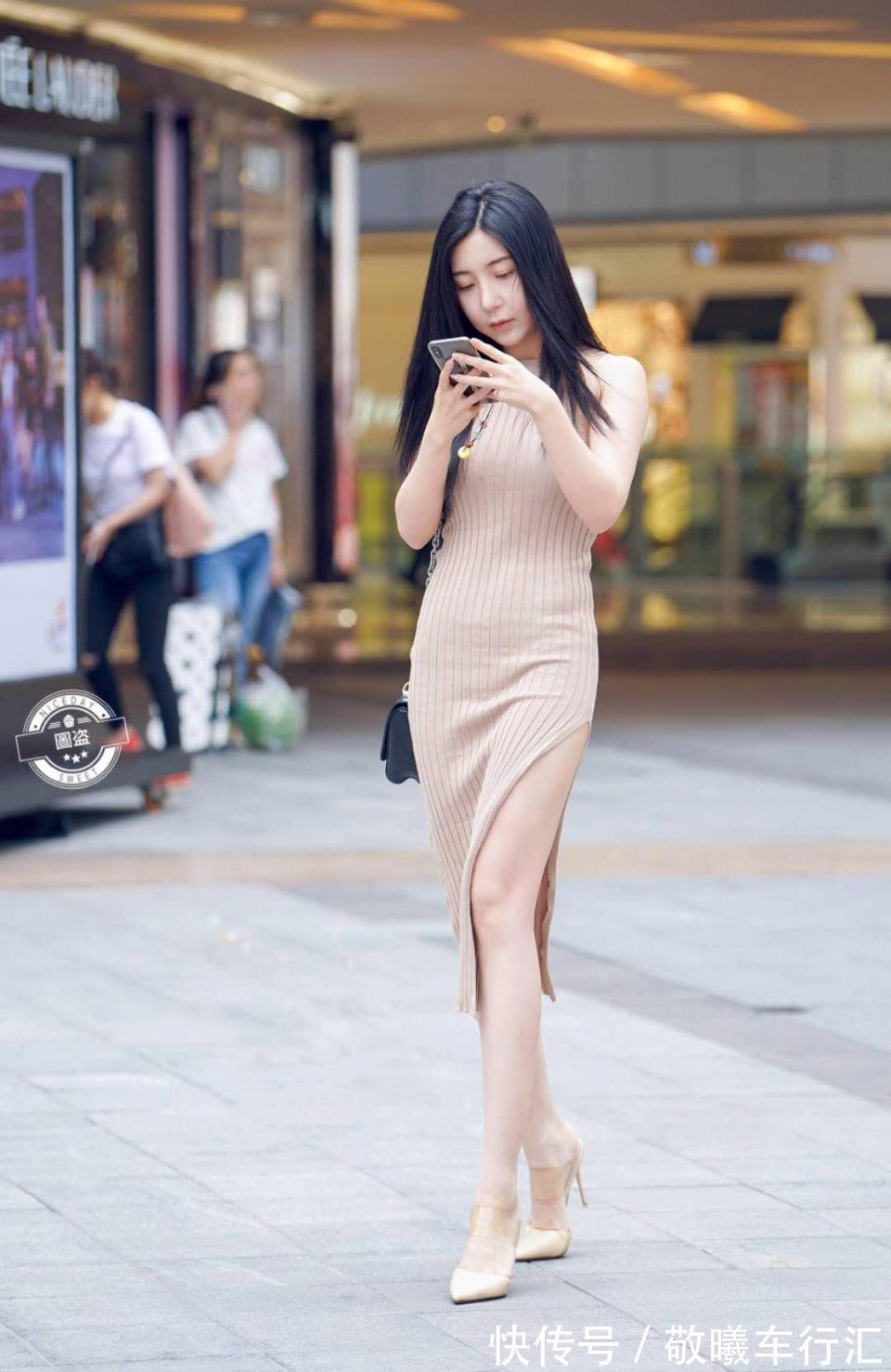 裙子 黑色背心搭配修身牛仔裤,让小姐姐看起来更简洁大气