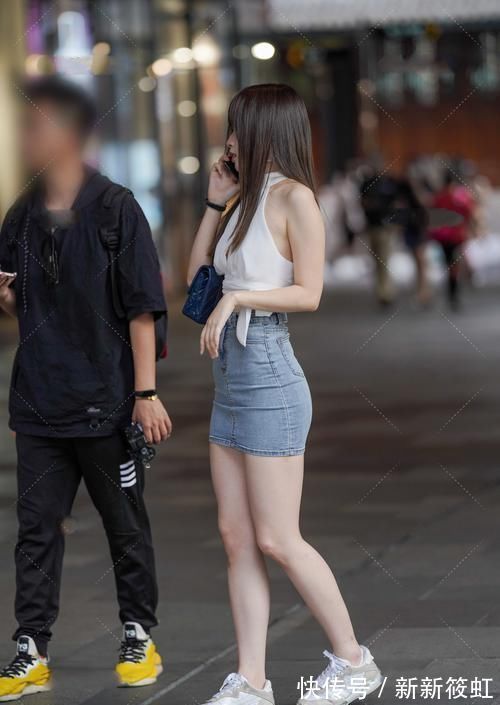 短裙 白色围颈露肩背心搭牛仔短裙,潮流个性,元气满满