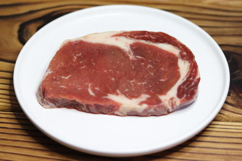 买牛排时，只要包装上有这2个字的，全都是合成牛排，买时得留心