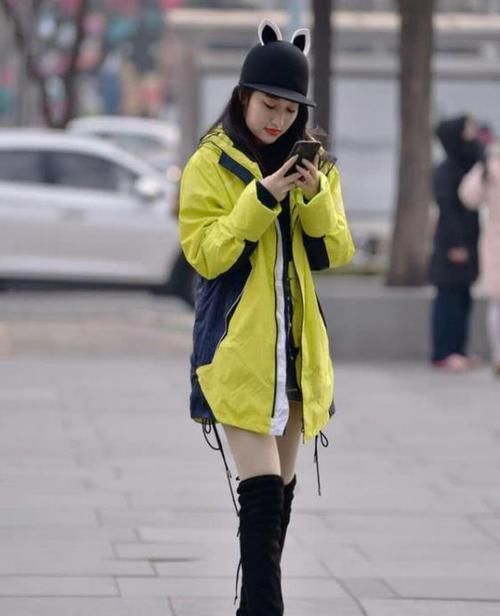 街拍明眸善睐的小姐姐,一件白色上衣配蓝色休闲裤,时尚气质范