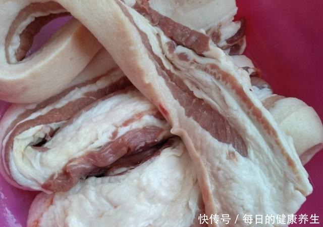  农村才能做烟熏肉学会这招，城里也能熏，味道更香，放1年不坏