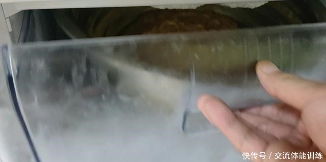 简单的家常菜《萝卜丸子汤》丸子好吃，汤鲜味美的秘密