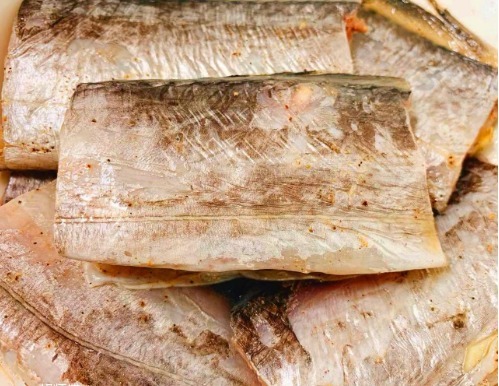 傻傻的|腌带鱼时,别只会傻傻的放料酒!多加3味,带鱼不腥不臭还更入味