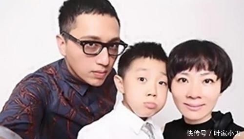 參觀華少住的豪宅,衣帽間塞滿名牌服飾,當主持人撈金能力很恐怖