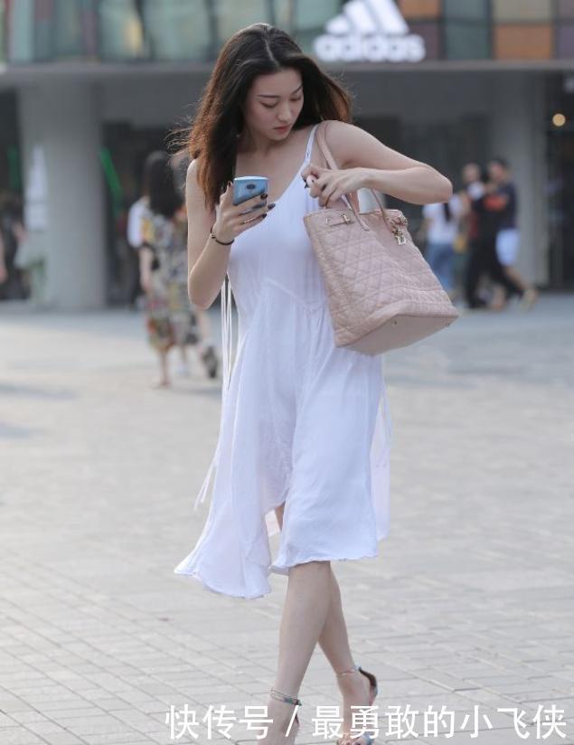 魅力|小姐姐有魅力,穿白色吊带裙时尚又迷人,成为街上一道美丽风景线