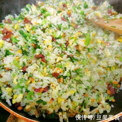 鸡蛋牛肉胡萝卜青菜萝卜干炒饭