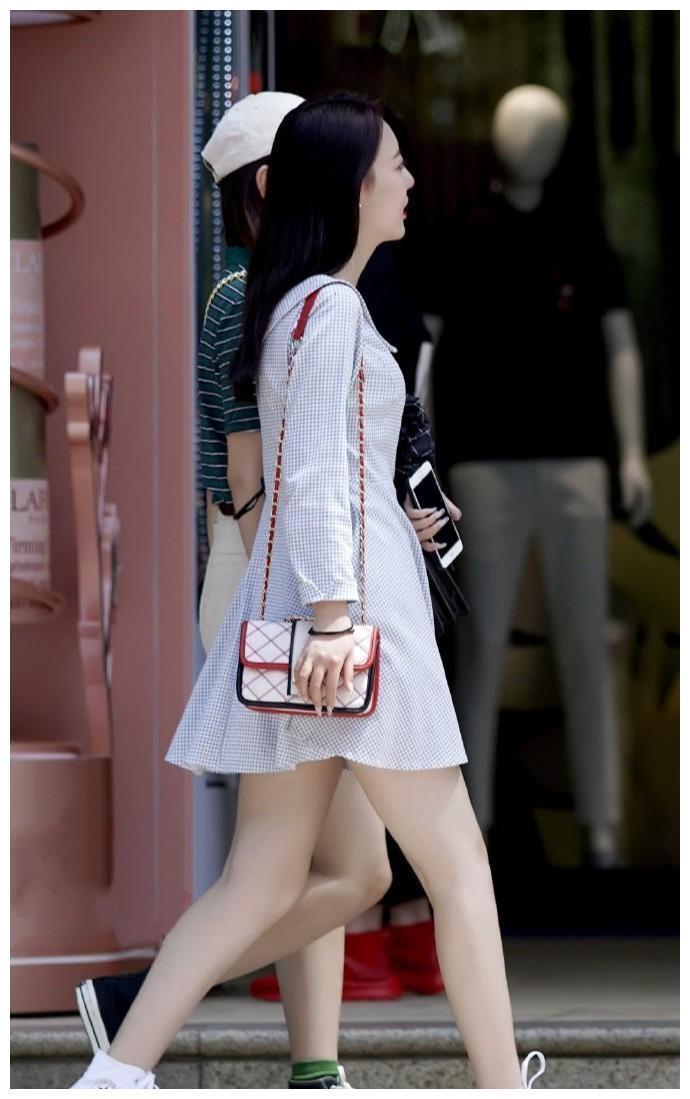 设计|白色调的连衣裙, 给人一种轻盈的感觉, 尽显青春透美