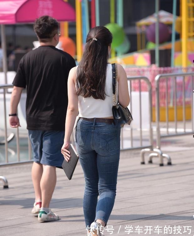 丝绒 白色无袖上衣搭配露踝打底裤,简约大方,整体看起来轻熟知性!