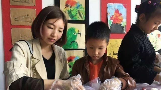 清一色|幼儿园亲子活动,让家长和孩子一起做菜,结果“清一色”全是鸡蛋