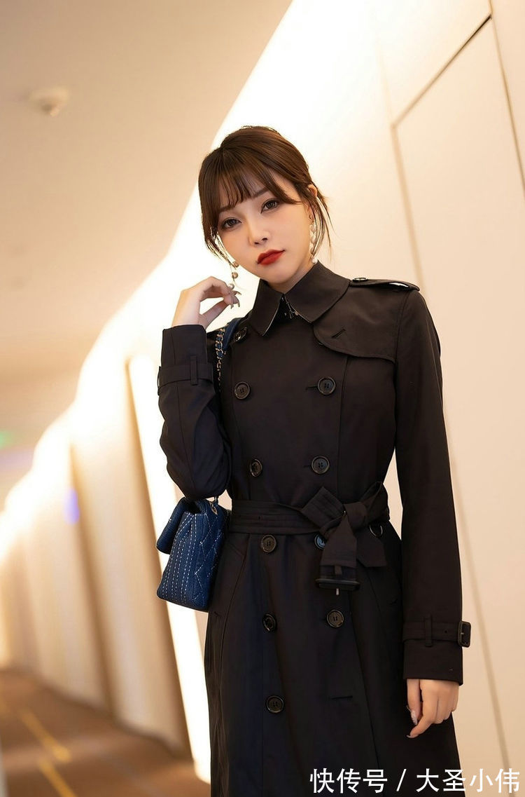 街拍|美女街拍:黑色的风衣是很经典的款式,穿起来会很显瘦,搭配高跟鞋更加漂亮