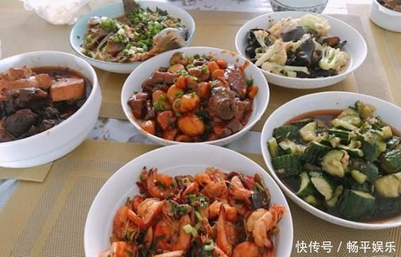 桌子|老公亲自下厨,做了一桌子“丰盛”的菜,但闺蜜却越吃越郁闷!