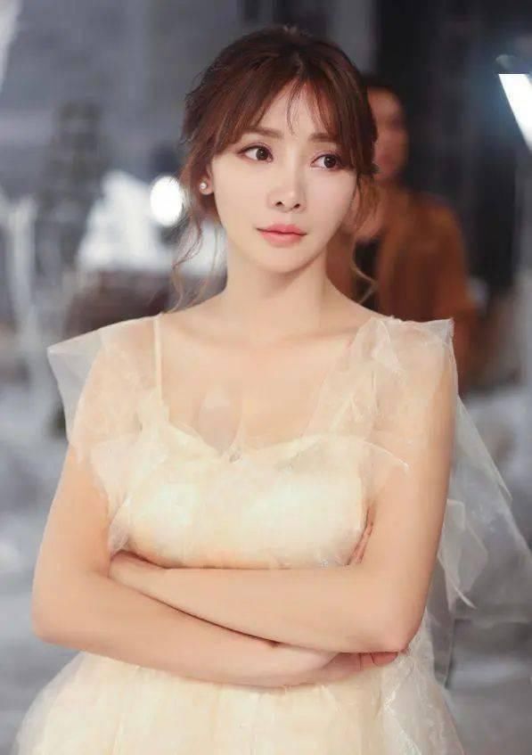 一剪就老十岁的4种发型,爱美女生千万不要留!