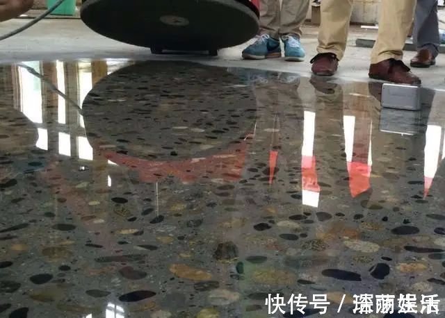 地面|越来越多人不铺瓷砖和木地板了,现在流行用它替代,好看还省钱