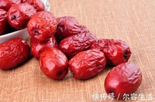 蜜饯|红枣生吃好,还是泡水好多数人搞错,难怪怎么吃没效果