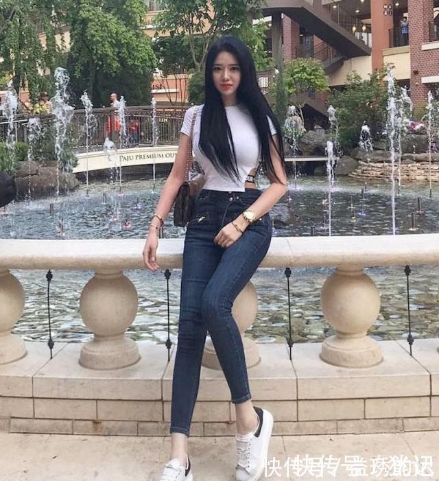 紧身裤|穿搭紧身牛仔裤,时尚与魅力共存,吸引路人无数